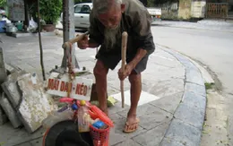 Cụ ông 93 tuổi cần mẫn mài dao kiếm sống