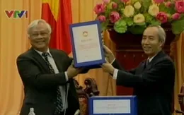 Bàn giao bản tổng hợp ý kiến về sửa đổi Hiến pháp