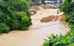 Lũ ống đột ngột tràn về thành phố Lào Cai