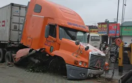 Xe container húc đổ dải phân cách, 1 người bất tỉnh