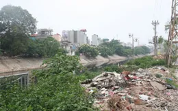 Huế: Nhức nhối nạn đổ trộm rác thải xây dựng bừa bãi