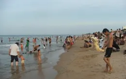 Tắm biển, 2 học sinh chết đuối