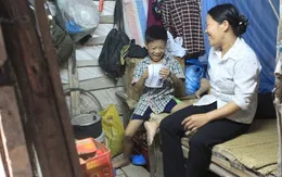 “Mẹ Huệ” thuê đất dựng chòi, trường kì chữa bệnh cho con