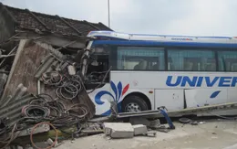 Xe khách tông chết người, đâm sập nhà dân ven Quốc lộ 1A
