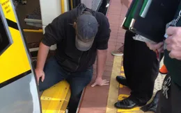 Hàng chục người đẩy nghiêng tàu điện ngầm cứu nạn nhân bị kẹt ở Perth