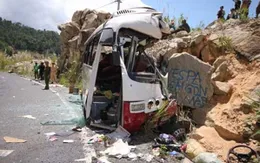 Khánh Hòa: Xe chở giáo viên đâm núi, nhiều người tử vong 