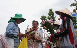 Người bán dạo đông hơn khách lễ chùa