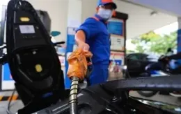 Diễn biến xăng dầu trong nước: giá dầu giảm sâu, xăng RON95-III tăng nhẹ