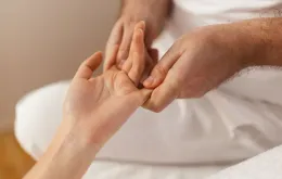 Dấu hiệu cảnh báo ung thư phổi qua ngón tay