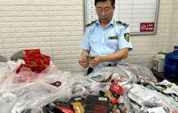 Hàng loạt đồ ăn nhập lậu bán cho trẻ em bị thu giữ tại Hải Dương