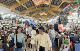 Nhiều cửa hàng chỉ nhận tiền mặt, nếu chuyển khoản thêm thuế 8%