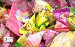 Hàng tấn bánh kẹo, thực phẩm chức năng nghi hàng giả chất đống, đổ bỏ: Trách nhiệm của địa phương ở đâu?