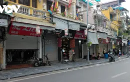 Loạt cửa hàng phố cổ Hà Nội hoạt động cầm chừng vì kiểm tra hàng hóa, thuế
