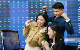 Chứng khoán chính thức vượt mốc 1.500 điểm sau 3 năm