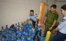 Tạm giữ hàng trăm bình khí N2O không rõ nguồn gốc tại Hà Nội
