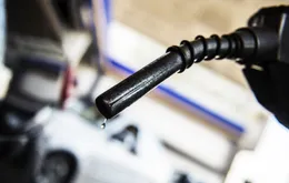 Giá dầu thế giới đi xuống trước áp lực nguồn cung gia tăng