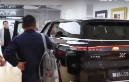 Người tiêu dùng Trung Quốc đổ xô mua xe điện trước khi trợ cấp thu hẹp