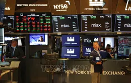 Thông tin Fed giảm lãi suất khiến Phố Wall tăng điểm, đồng USD suy yếu