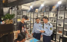 Thu giữ hàng trăm túi xách giả mạo nhãn hiệu bán cho du khách tại Phố cổ Hội An
