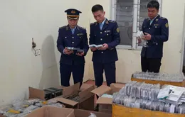 Phát hiện xe ô tô vận chuyển phụ kiện điện thoại di động nhập lậu trên Quốc lộ 1A