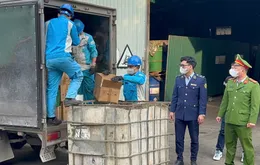 Tiêu hủy hơn 2.200 chai rượu nhập lậu tại Hưng Yên