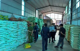 Chuyển hồ sơ truy cứu trách nhiệm hình sự đối với đối tượng sản xuất gần 90 tấn phân bón giả