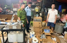 Hà Nội: Tạm giữ hàng trăm sản phẩm nghi liên quan hành vi thay nhãn, làm giả hàng hóa