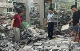 Phát hiện hàng nghìn sản phẩm quần áo nghi giả mạo nhãn hiệu tại Hà Nội