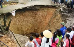 Cận cảnh hố “khổng lồ” bất ngờ xuất hiện ở Thanh Hóa