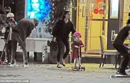 Harper Beckham diện váy đỏ rực rỡ