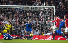 Man Utd hòa hú vía, người hùng Van Persie "nổ" tưng bừng