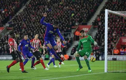 Southampton 1-2 Man Utd: Vinh danh người hùng Van Persie