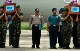 Máy bay AirAsia mất tích: 2 thi thể nạn nhân đầu tiên được đưa về đất liền