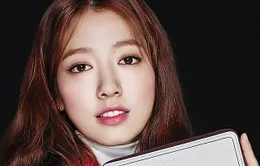 Park Shin Hye khoe eo thon dáng đẹp cùng túi xách hàng hiệu