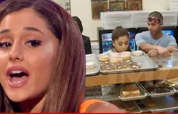 Ca sĩ Ariana Grande gặp rắc rối lớn với bánh donut