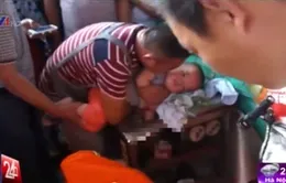 Trung Quốc: Xót xa bé trai bị kẹt tay vào máy xay thịt