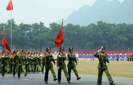 Không thể quên khoảnh khắc người dân vẫy chào đoàn duyệt binh dưới mưa