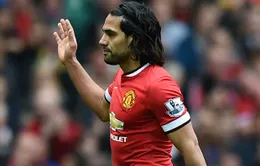 Falcao vẫy chào CĐV Man Utd trong trận đấu cuối tại Old Trafford