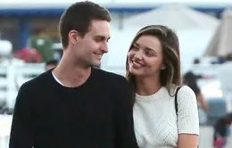 Miranda Kerr cười rạng rỡ, nắm chặt tay bạn trai mới trên phố