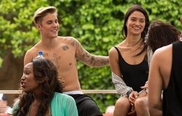 Justin Bieber thân mật với thiên thần Victoria's Secret