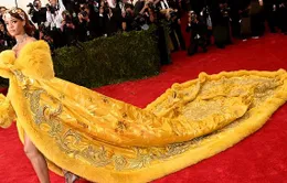 Cười té ghế với "bản chế" chiếc váy của Rihanna tại Met Gala 2015