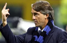Mancini "nổ đom đóm" vì trúng nguyên trái bóng giữa mặt