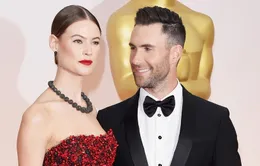 Oscar 2015: Adam Levine bị vợ yêu "hút hồn"