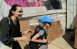 Xúc động giây phút mẹ con Angelina Jolie gặp người tị nạn Syria