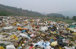 Hà Nội: Chậm di dời, bãi rác chất thành núi