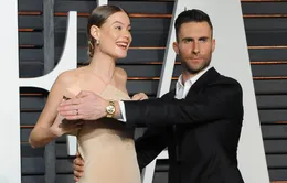 Adam Levine nhanh tay cứu nguy vợ “lộ hàng”