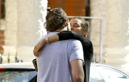 Bồ cũ của Ronaldo say đắm hôn Bradley Cooper giữa phố