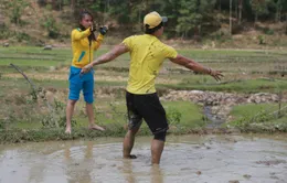 Cuộc đua kỳ thú 2015: Các tay đua lấm lem vì bịt mắt bắt lươn