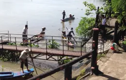 Chích điện bắt cá sau lễ Vu lan trên sông Sài Gòn