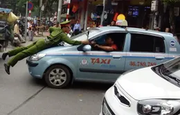 Hà Nội: Cảnh sát "đu mình" trên nắp capo xe taxi tại phố Bà Triệu